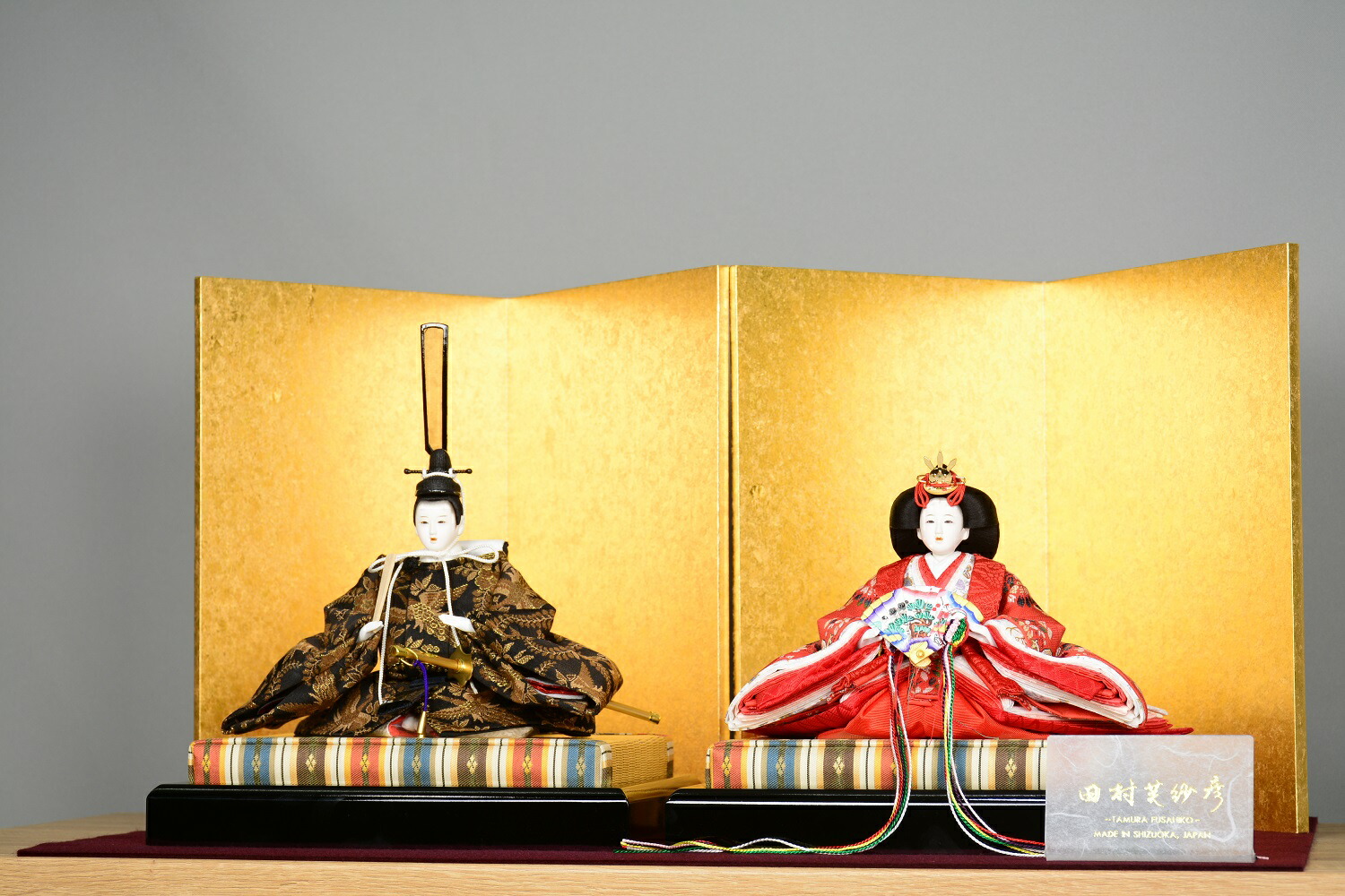 雛人形 左京 田村芙紗彦 親王飾り 限定品 京十二番 鳳凰と鹿 荒振金二曲屏風 エンジ毛氈 木製平台付 平飾り 高さ調節可能 ひな人形 シンプル おしゃれ モダン|赤ちゃんランドあぶらや