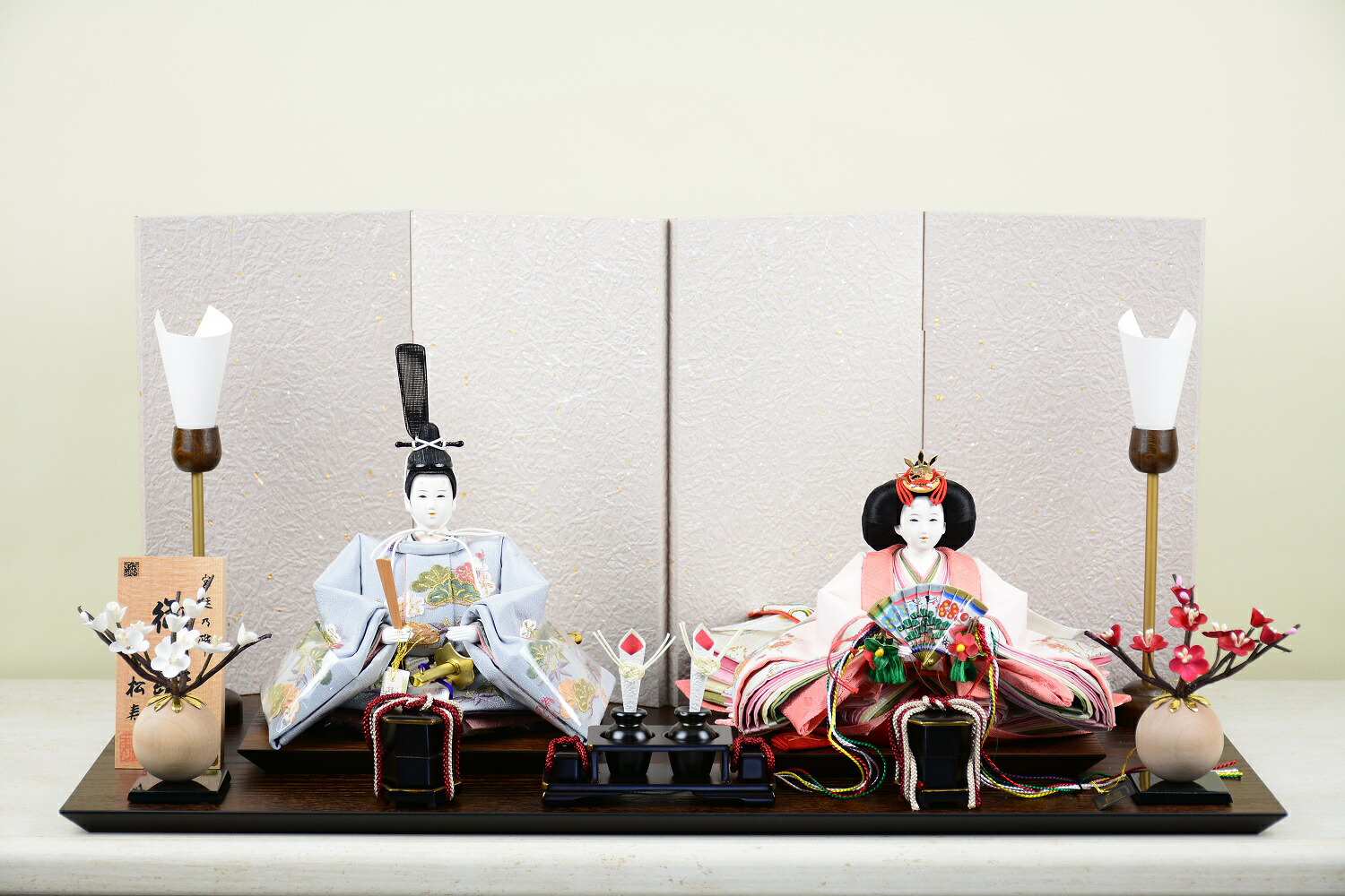 雛人形 小出松寿 限定製作品 正絹 京刺繍（上） 松竹梅文様 京十二番親王飾り 平台 平安型オーク 幅55cm 四曲屏風 越前もみ和紙（灰梅） 松よし人形 コンパクト親王飾り ひな人形 おしゃれ モダン｜赤ちゃんランドあぶらや