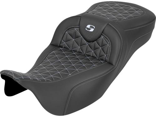 EXTENDED REACH ROADSOFA TRI-GRIPPER シート シルバーステッチ 2008～25年ツーリングモデル（但し2023年以降FLHXSE、FLTRXSE、2024年以降FLHX/U、FLTRX/STSEは除く）