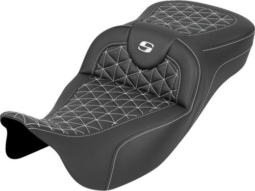 EXTENDED REACH ROADSOFA TRI-GRIPPER シート ホワイトステッチ 2008~25年ツーリングモデル(但し2023年以降FLHXSE、FLTRXSE、2024年以降FLHX/U、FLTRX/STSEは除く)