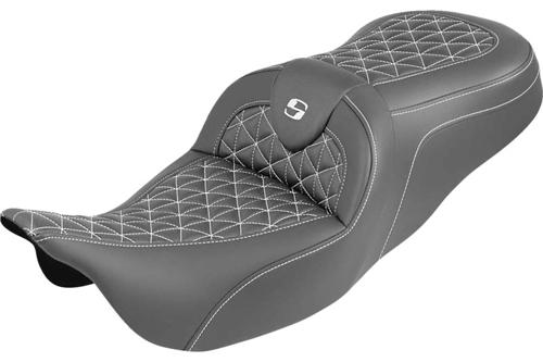 ROADSOFA TRI-GRIPPER シート ホワイトステッチ 2008～25年ツーリングモデル（但し2023年以降FLHXSE、FLTRXSE、2024年以降FLHX/U、FLTRX/STSEは除く）