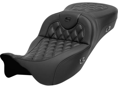 EXTENDED REACH ROADSOFA CF LS シート ヒーター機能付き ブラックステッチ 2008～25年ツーリングモデル（但し2023年以降FLHXSE、FLTRXSE、2024年以降FLHX/U、FLTRX/STSEは除く）