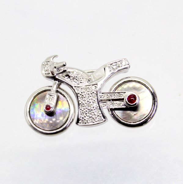 【中古】　１８金WG　ルビー　0.16ｃｔ　ダイヤ　0.25ｃｔ　オートバイデザイン　ブローチ