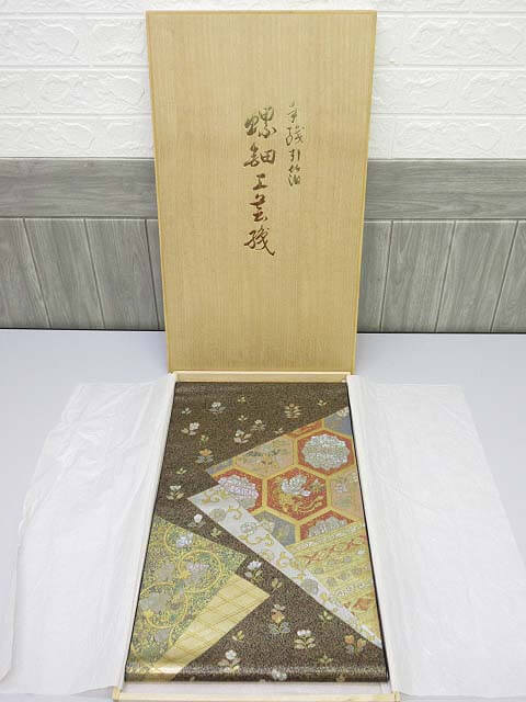 【未使用品】　螺鈿細工　袋帯　ブラウン系　金糸　礼装　華やか 　　　　　　　和装　着物　フォーマル　帯　茶　亀甲　桐箱入り 　　　　　　　婦人用　正装　お祝い　らでん　貝細工　螺鈿工芸品