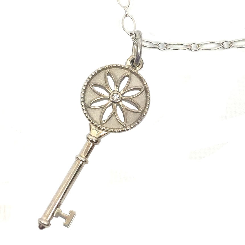 セール　ティファニー　TIFFANY＆Co デイジーキー　ネックレス　 ペンダント 　シルバー　ダイヤ【中古】ティファニー　アクセサリー　ネックレス　aq8912