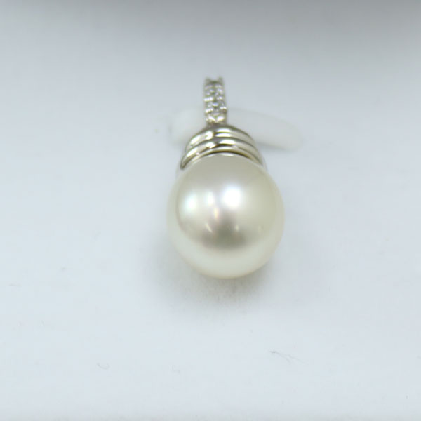 真珠 パール ペンダント 白蝶真珠 南洋真珠 南洋 10mm-11mm ホワイトピンク ダイヤ 0.07ct 18金ホワイトゴールド パール ペンダント｜真珠パール通販専門アリエルパール 28,600円