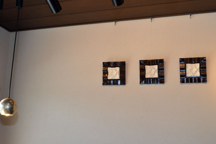 石 レリーフ ハイビスカス マチアットブラウン 枚書き割り アジアン 石 レリーフ バリ 飾り 家具 雑貨 壁飾り 石彫り 刻 おブロッサム 当風 溜場 ドレスアップ Daemlu Cl