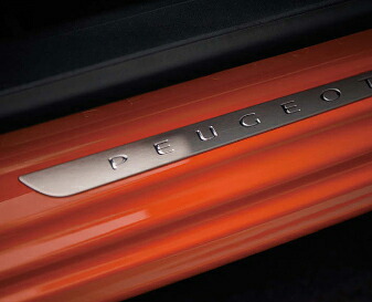 プジョー PEUGEOT 純正 208 ドアステッププロテクター Style Allure ステンレス製 5 ドア用 フロント用左右2枚セット ロゴ入り 1608204880|オートウェアー店