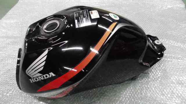 バイクパーツ　CBF125　LALPCJ727G3326xxx　の　タンク　傷 *1628669776　【中古】【送料込】