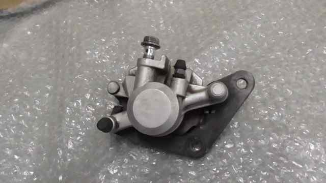 バイクパーツ　YBR125　LBPPCJLH2B0005xxx　の　キャリパー *1638931901　【中古】【送料込】