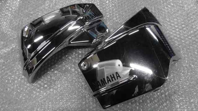 バイクパーツ　ドラッグスター400　VH01J-146xxx　の　サイドカバー　左右　傷 *1642556919　【中古】【送料込】