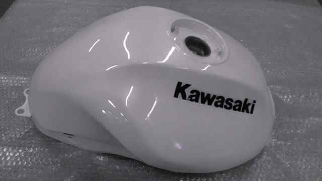 バイクパーツ　ER-4n　ER400B-A02xxx　の　タンク *1647398659　【中古】【送料込】