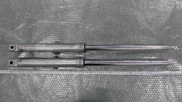 バイクパーツ　SR250　4J1-005xxx　の　フロントサスペンション　点錆 *1648519440　【中古】【送料込】