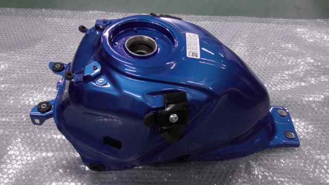 バイクパーツ　GSX-R150　MH8DL23ANMJ152xxx　の　燃料　タンク *1648600599　【中古】【送料込】
