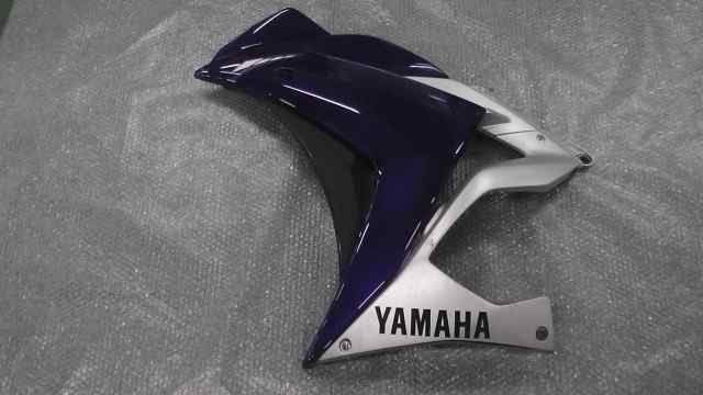 バイクパーツ　YZF-R25　RG10J-020　の フロントサイドカウル 左　傷　爪折れ *1652166102　【中古】【送料込】