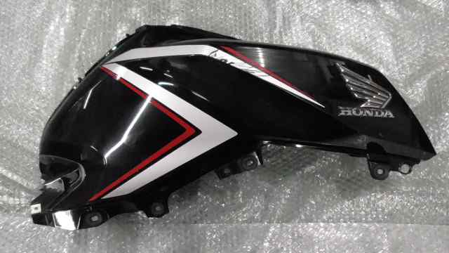 バイクパーツ　ホーネット 160R　ME4KC236LG8002xxx　の　サイドカバー　右 傷 *1652923568　【中古】【送料込】
