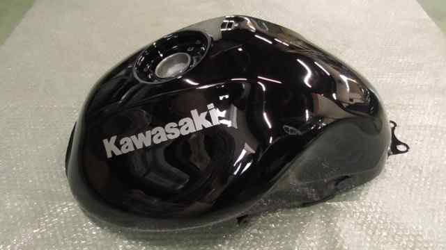 バイクパーツ　Ninja 400R　ER400B-A00xxx　の　タンク　 *1653442477　【中古】【送料込】