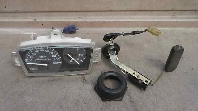 バイクパーツ　アドレスV100　CE11A-278xxx　の　メーター　キズ *1491444303　【中古】【送料込】