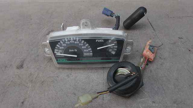 バイクパーツ　アドレスV100　CE11A-105xxx　の　メーター　キズ *1494555049　【中古】【送料込】