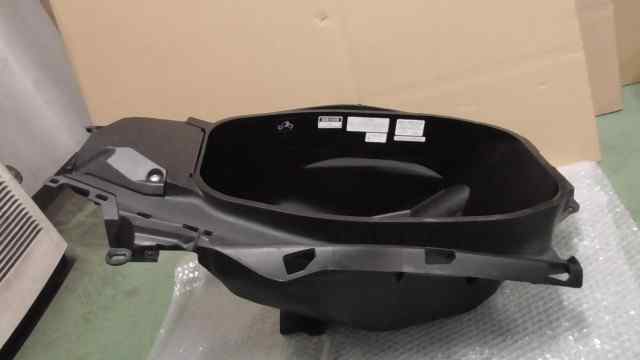 バイクパーツ　N-MAX155　SG50J-004xxx　の　メットインボックス *1653618081　【中古】【送料込】