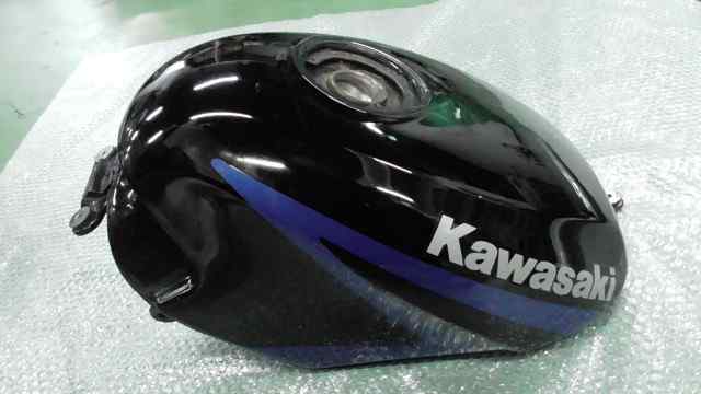 バイクパーツ　ZZR250　EX250H-A01xxx　の　タンク *1653963275　【中古】【送料込】