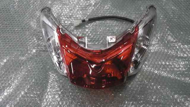 バイクパーツ　アクシスZ　SED7J-026xxx　の　テールライト　ヒビ　傷 *1655169924　【中古】【送料込】