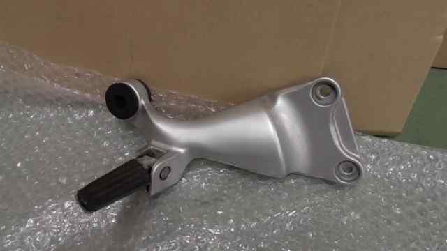 バイクパーツ　GSX1300R ハヤブサ　JS1GW71A552110xxx　の　タンデムステップ　右 *1657072472　【中古】【送料込】