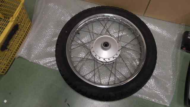 バイクパーツ　エンタイサー125　03B5US　の　Ｆホイール　タイヤ付き *1660106434　【中古】【送料込】