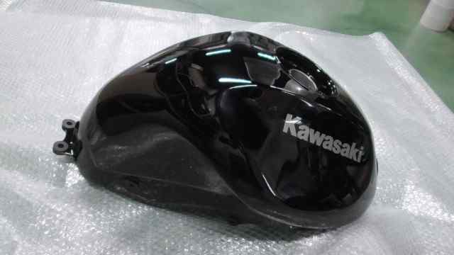 バイクパーツ　Ninja 400R　ER400B-A00xxx　の　タンク　3 *1663138984　【中古】【送料込】