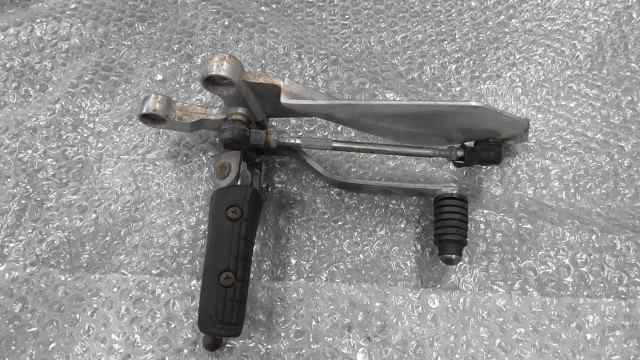 バイクパーツ　FZR250　2KR　の　ステップ　左　シフトペダル *1664503450　【中古】【送料込】