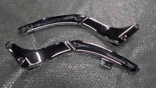バイクパーツ　ドラッグスター400　VH01J　の　リアフェンダーモールステー *1667960321　【中古】【送料込】
