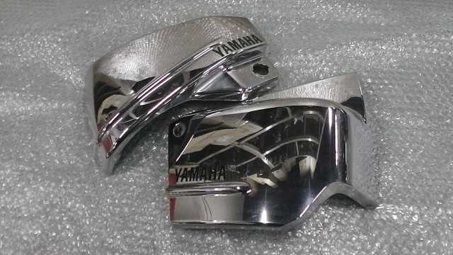 バイクパーツ　ドラッグスター400　VH01J-006xxx　の　サイドカバー　左右　傷 *1668749082　【中古】【送料込】