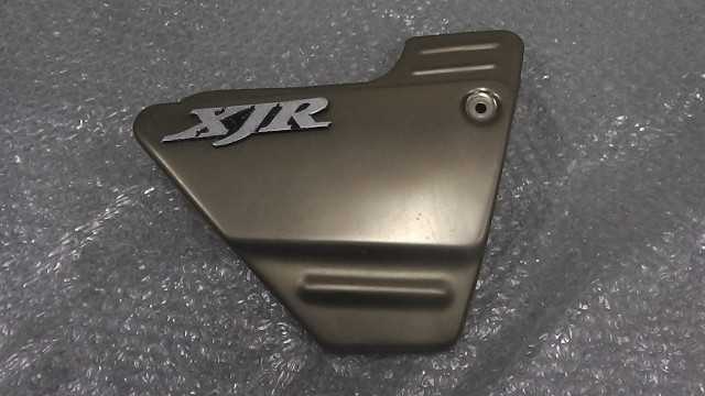 バイクパーツ　XJR400　4HM-0120xxx の サイドカバー　右　傷 *1669770803　【中古】【送料込】