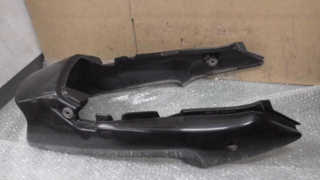バイクパーツ　VT250FN ゼルビス　MC25　の　シートカウル　傷 *1670308782　【中古】【送料込】
