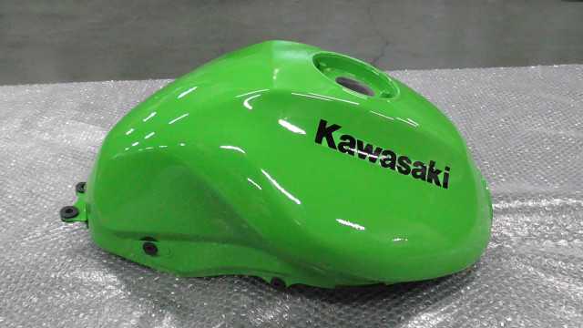 バイクパーツ　Ninja 400R　ER400B-A02xxx　の　タンク　 *1671066133　【中古】【送料込】