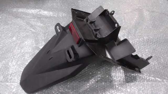 バイクパーツ　N-MAX125　SE86J-001xxx　の　リアフェンダー　傷　 *1672884183　【中古】【送料込】