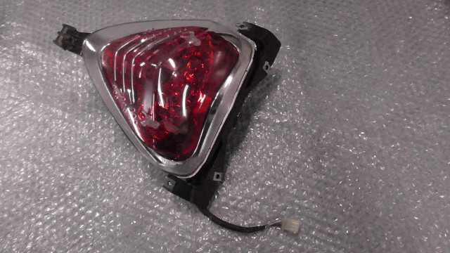 バイクパーツ　GSR250　LC6GJ55D001102xxx　の　テールランプ *1673487430　【中古】【送料込】