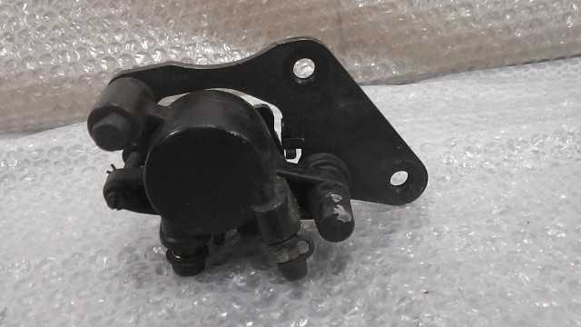 バイクパーツ　アクシスZ　SED7J-006xxx　の　キャリパー *1674692202　【中古】【送料込】