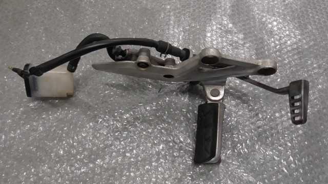 バイクパーツ　CBR250R　MC41-1003xxx　の　ステップ右 *1674805420　【中古】【送料込】