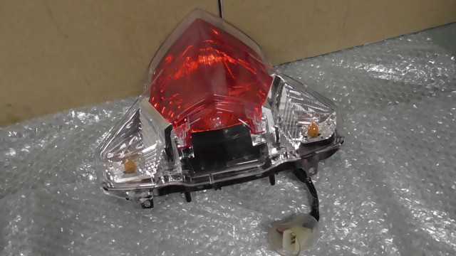 バイクパーツ　ディオ110 ESP　JF58-1211xxx　の　テールライト *1680233411　【中古】【送料込】