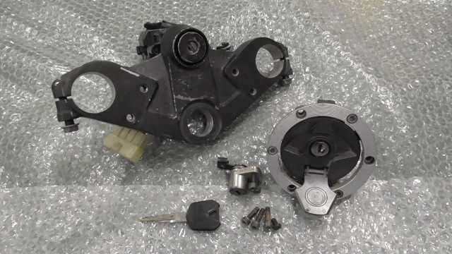 バイクパーツ　ニンジャ Ninja 250R　EX250K-A05xxx　の　キーセット *1680745464　【中古】【送料込】
