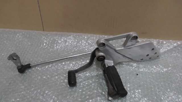 バイクパーツ CBR150R NCB150-0046xxx の ステップ左 *1680834870 【中古】【送料込】|バイクCITY