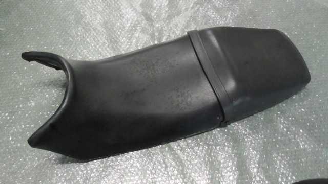 バイクパーツ ZZR250 EX250H-A00xxx の シート *1680835843 【中古】【送料込】