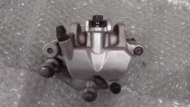 バイクパーツ　マジェスティS　SG28J-014xxx　の　Fブレーキキャリパー *1681353522　【中古】【送料込】