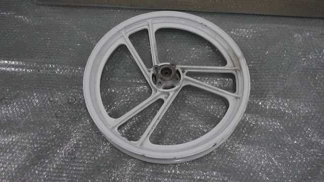 バイクパーツ　RG50 ガンマ　NA11A-171 の フロントホイール *1681356324　【中古】【送料込】