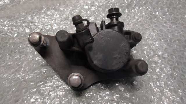 バイクパーツ　アクシスZ　SED7J-001xxx　の　キャリパー *1682559380　【中古】【送料込】