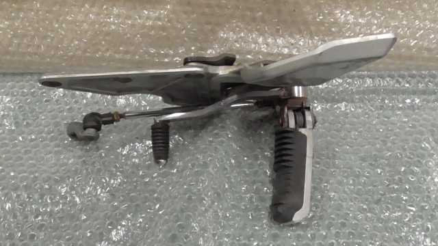 バイクパーツ　バンディット250　GJ74A-129xxx　の　ステップ　シフトペダル *1685410054　【中古】【送料込】