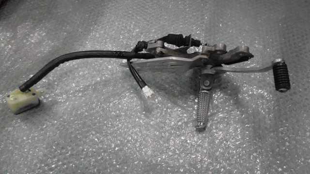 バイクパーツ　YZF-R15　ME11CK055D2006xxx　の ステップ　右 *1685674612　【中古】【送料込】