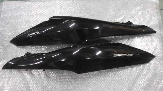 バイクパーツ　PCX　JF28-1026xxx　の　サイドカバー　左右　傷　 *1686273639　【中古】【送料込】