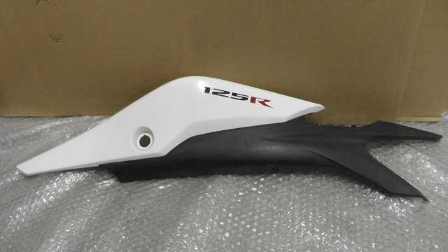 バイクパーツ　CBR125R　JC50-1001xxx　の　シートカウル　左　傷 *1686890272　【中古】【送料込】